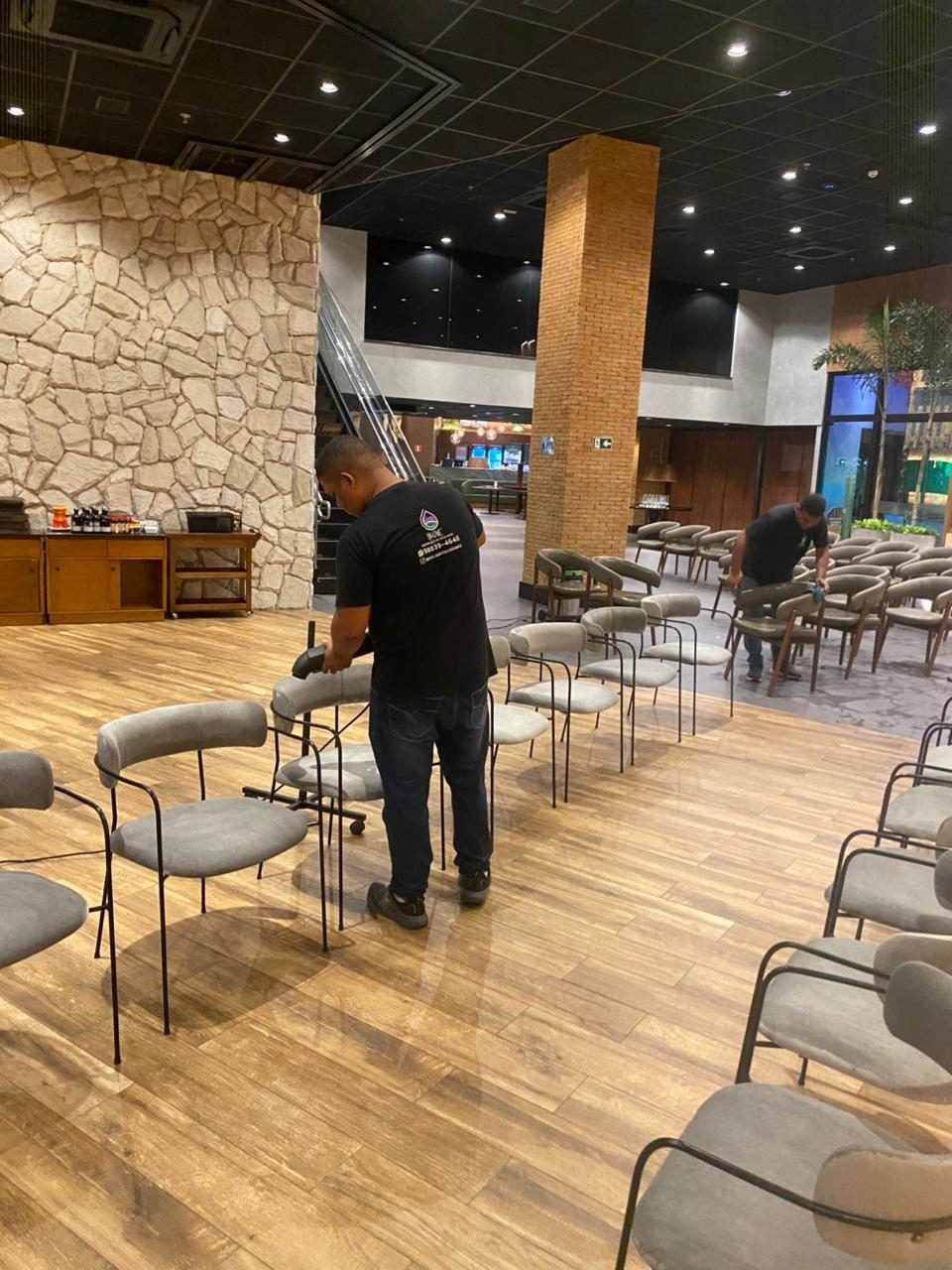 Limpeza em salão comercial