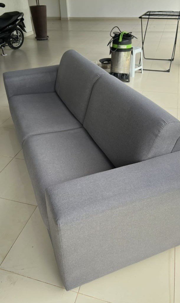 Sofá cinza limpo e renovado depois da limpeza da Inove