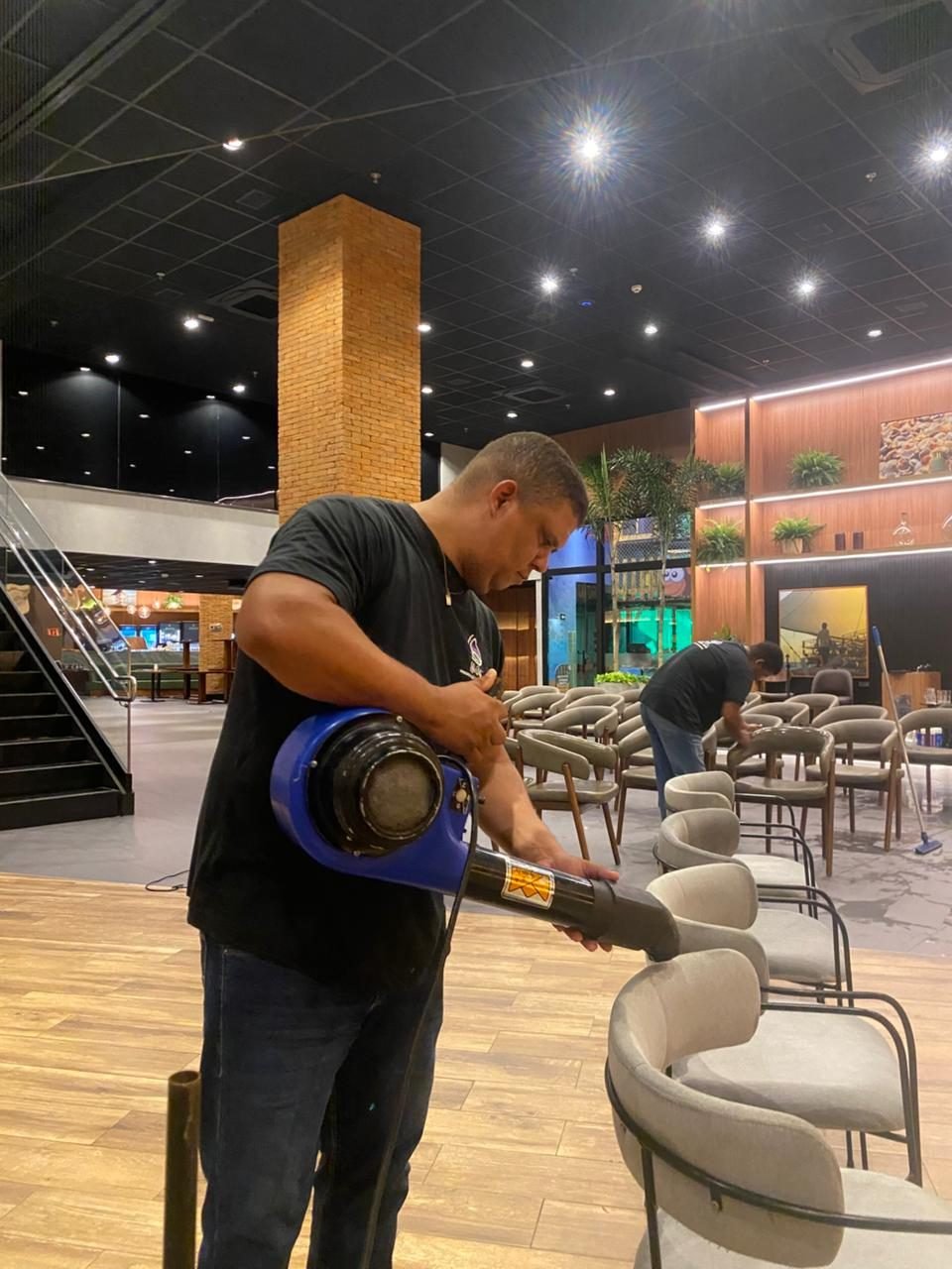 Limpeza de cadeiras em ambiente comercial