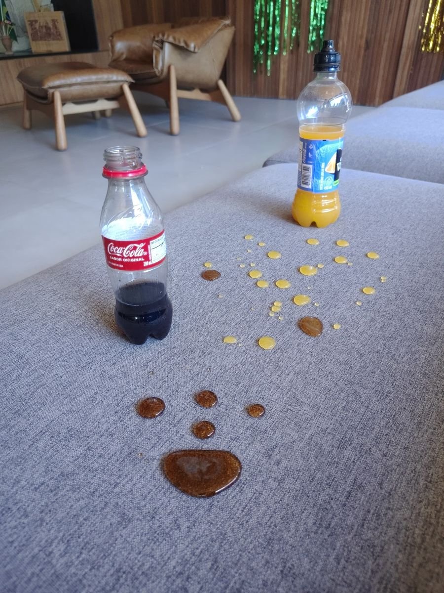 Suco e refrigerante escorrendo sem manchar sofá cinza impermeabilizado