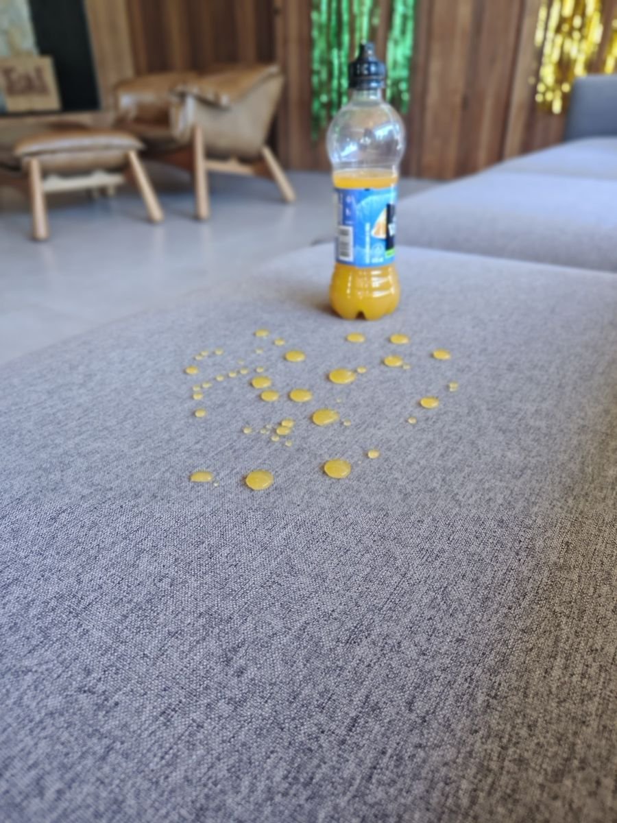 Gotas de suco sobre estofado cinza após impermeabilização