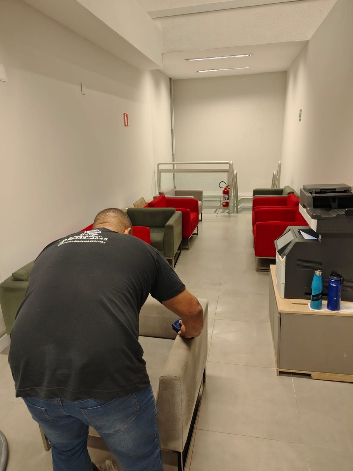 Sofá branco limpo e renovado