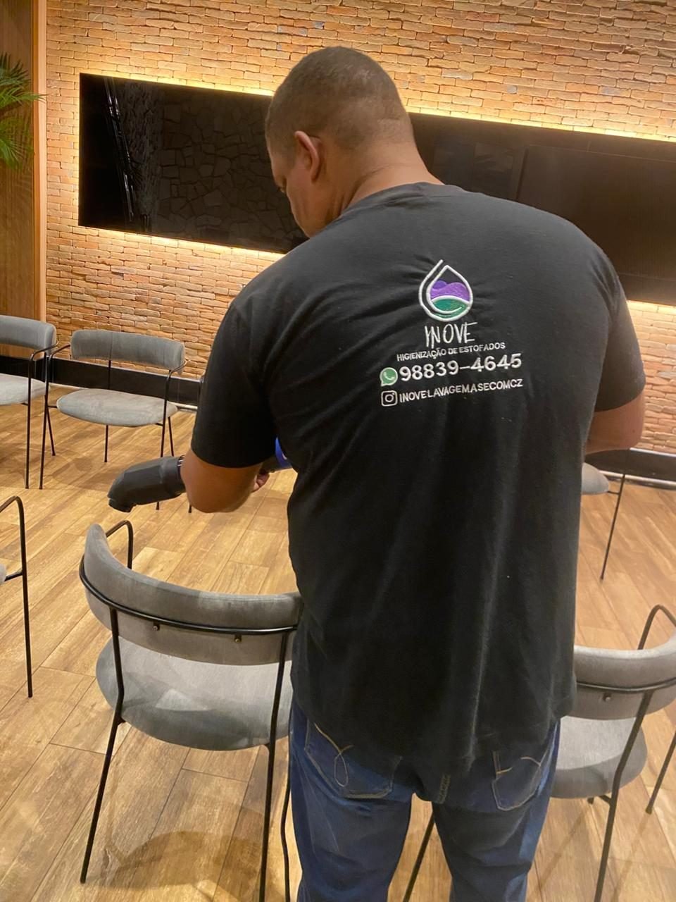 Profissional da Inove limpando cadeiras