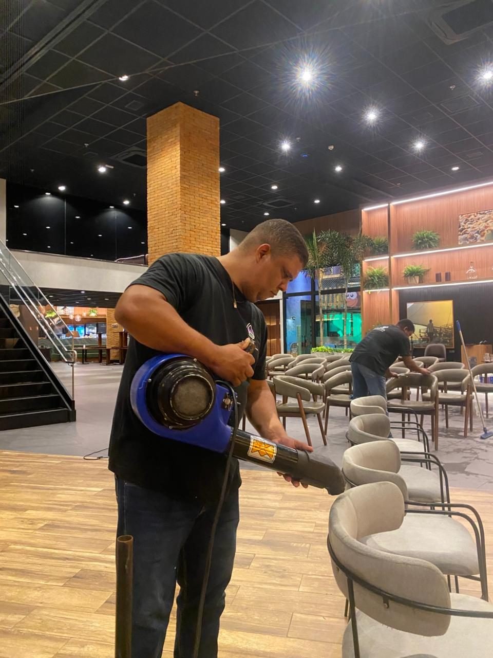 Profissional da Inove em trabalho de limpeza